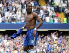 开云体育登录-黄金潜艇与孤勇舞者，足球宇宙中，两种截然不同的英雄主义