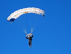 开云官网-霍勒迪末节狂飙定乾坤，马刺淘汰赛鏖战险胜步行者