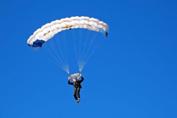 开云官网-霍勒迪末节狂飙定乾坤，马刺淘汰赛鏖战险胜步行者