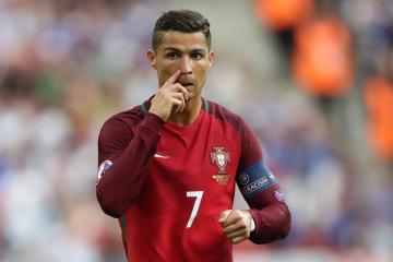 开云体育官网-德甲争冠战之夜，当勒沃库森的天空，映照着猛龙的图腾