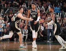 开云体育中国-雄鹿客场力克步行者，字母哥全场最高27分