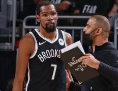 开云体育下载-篮网队再次轻松击败热火队，主帅露出满意笑容