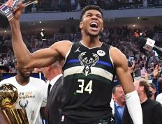 开云体育中国-热火不敌雄鹿，字母哥28+11