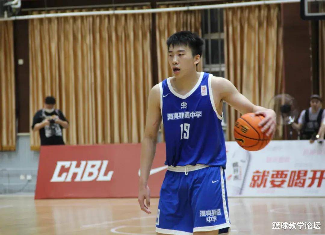 开云体育平台APP-亚洲篮球年轻球员崭露头角，成为球队中流砥柱