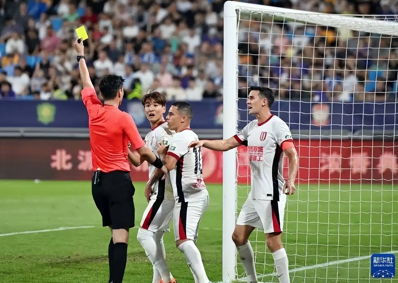 开云APP-足球赛场实力悬殊对比，战术细节决胜负