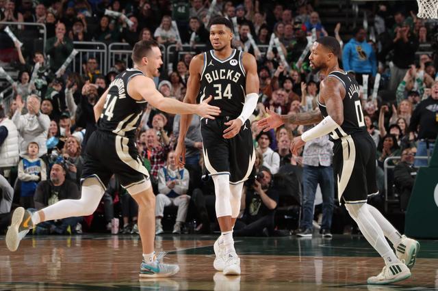 开云体育中国-雄鹿客场力克步行者，字母哥全场最高27分