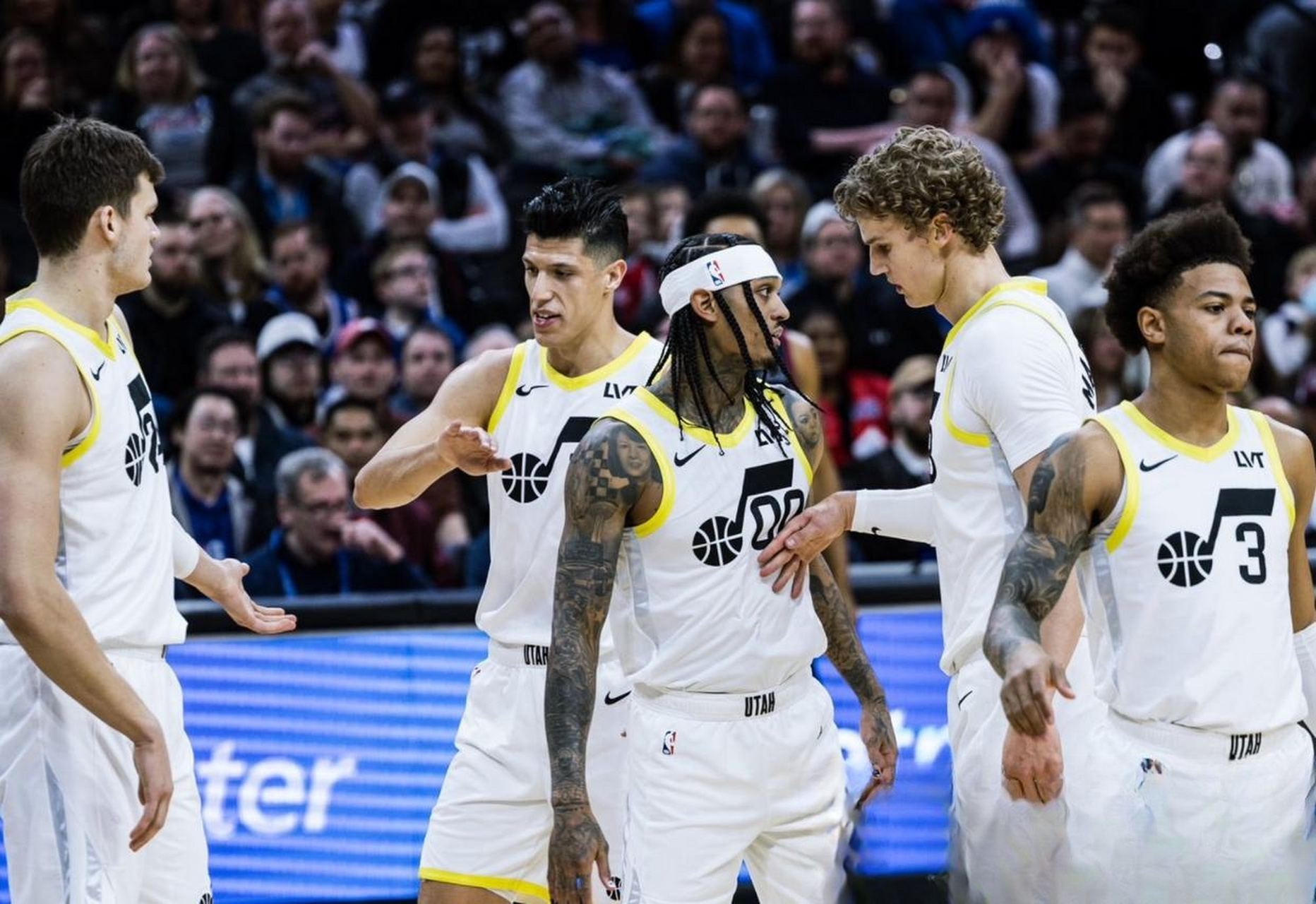 开云体育-爵士队取得胜利，连胜局面蔓延