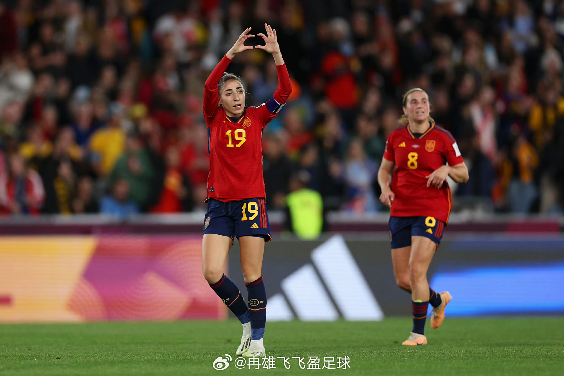 开云APP-国际足球比赛，女运动员斩获冠军