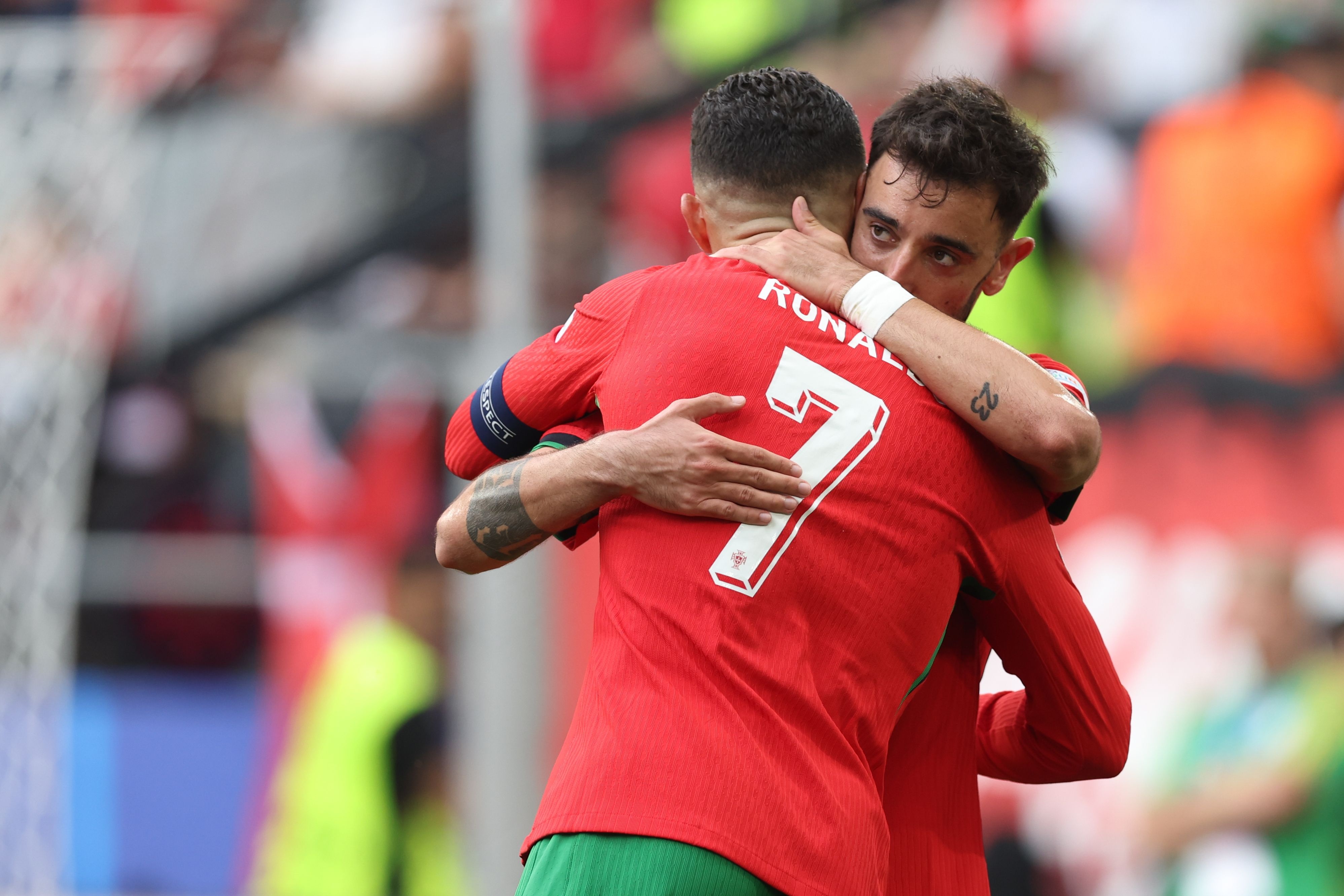 开云官方app入口-葡萄牙队完胜中国队,波尔带队取胜